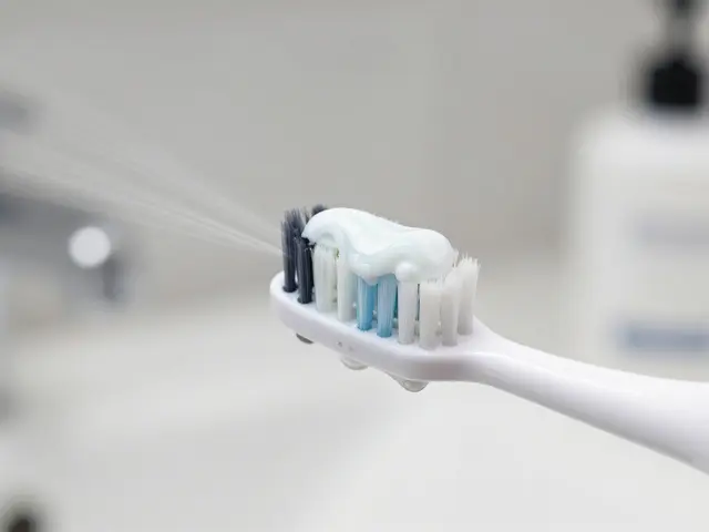 Sonický kartáček: Jak vybrat nejefektivnější model pro čisté zuby a zdravé dásně