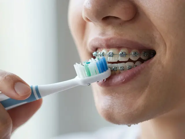 Co čekat na dentální hygieně? Průvodce pro lidi s gumičkami na rovnátka