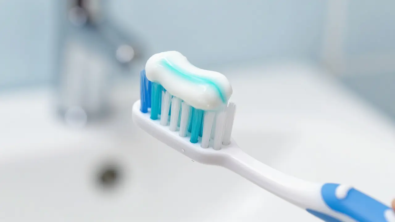 Jak odstranit zubní plak doma: Účinné metody a domácí tipy