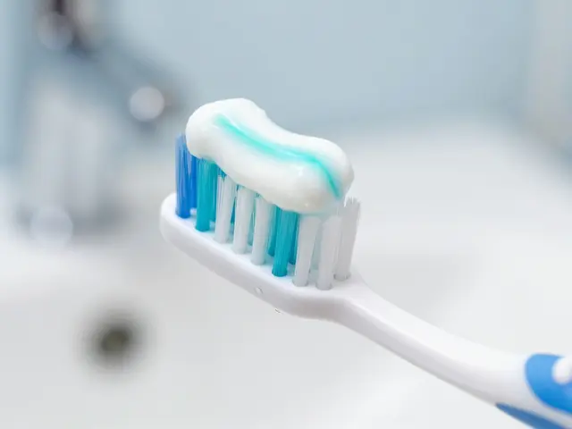 Jak odstranit zubní plak doma: Účinné metody a domácí tipy