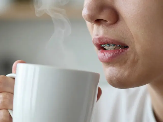 Keramické rovnátka a citlivé zuby: Co očekávat, jak tlumit bolest a kdy vyhledat pomoc