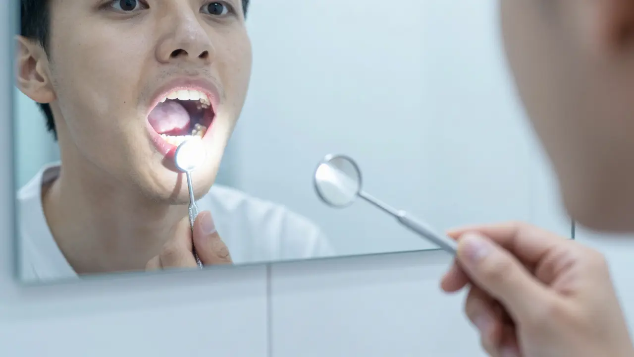 Kontrola zadních zubů pomocí dentálního zrcátka