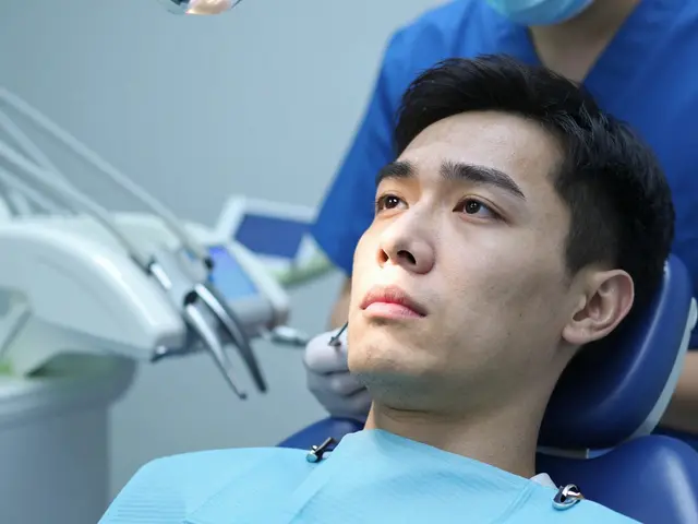 Jak dlouho bolí zub po vrtání kazu? Přirozený průběh bolesti a kdy vyhledat pomoc